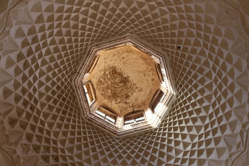 ساختمان شتر گلو 1024px-عمارت_شتر_گلو_در_ماهان_(_خانه_خاندان_رضوی_نعمت_اللهی) ساختمان شتر گلو