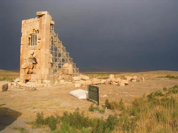 مقبره کمبوجیه ( زندان سلیمان ) کمبوجیه مقبره کمبوجیه ( زندان سلیمان )