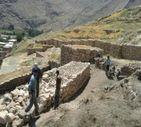  بازسازی دیوارهای قعله تاریخی اورارتویی بسطام