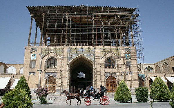 گردشگران در نوروز 97 از کاخ عالیقاپو بدون داربست بازدید میکنند عالی قاپو گردشگران در نوروز 97 از کاخ عالیقاپو بدون داربست بازدید میکنند