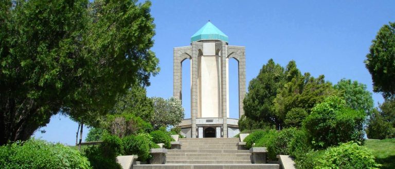 جاهای دیدنی همدان در بهار آرامگاه باباطاهر از جاهای دیدنی همدان جاهای دیدنی همدان در بهار