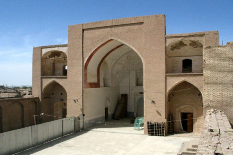 آرامگاه تورانشاه جاهای دیدنی بیرجند در بهار (40 جاذبه گردشگری)