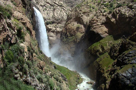 تنگه زندان جاهای دیدنی سمنان در بهار