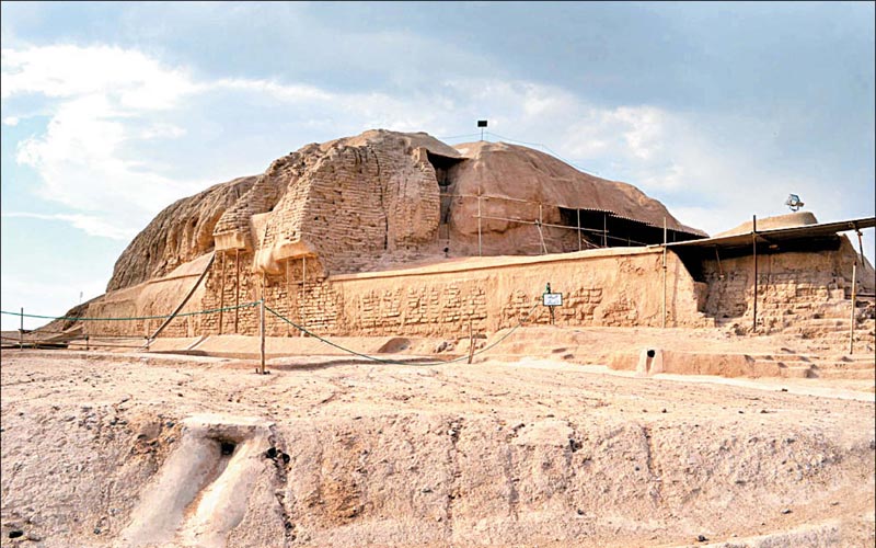 تپه سیلک جاهای دیدنی کاشان در بهار