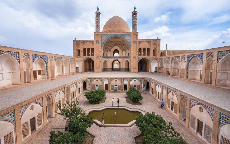 مسجد آقا بزرگ جاهای دیدنی کاشان در بهار