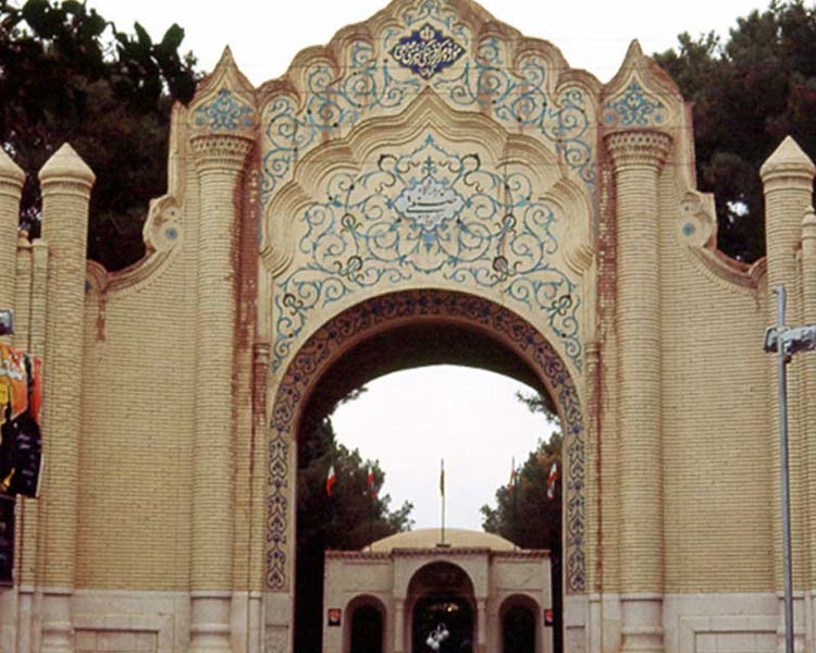 موزه هنرهای معاصر صنعتی جاهای دیدنی کرمان در بهار