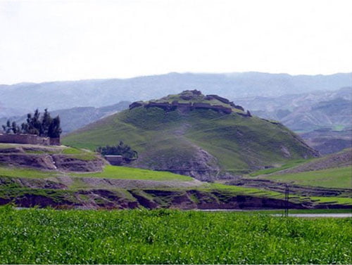  پشت قلعه آبدانان جاهای دیدنی ایلام در بهار