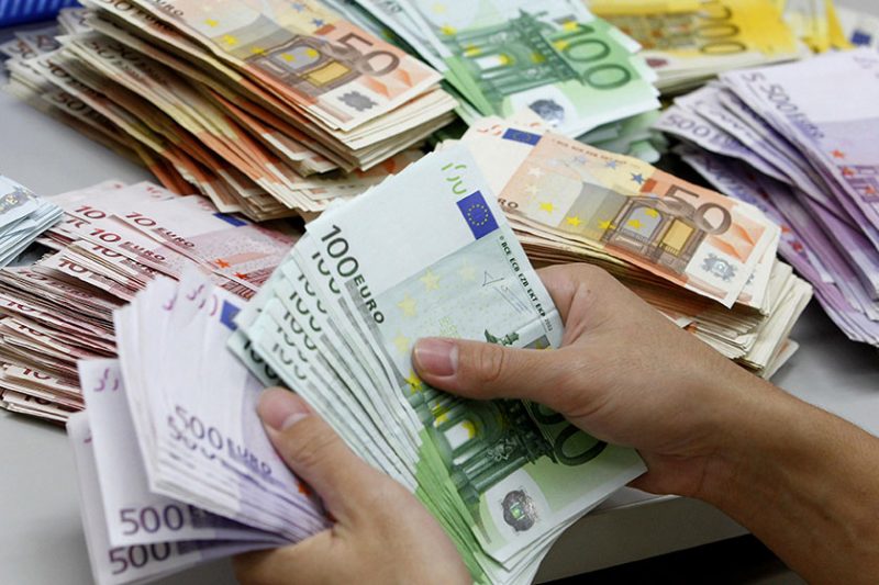 پای مسافران به بازار قاچاق ارز باز شد ارز پای مسافران به بازار قاچاق ارز باز شد
