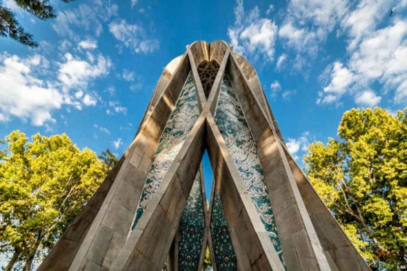 آرامگاه خیام  جاهای دیدنی نیشابور در تابستان