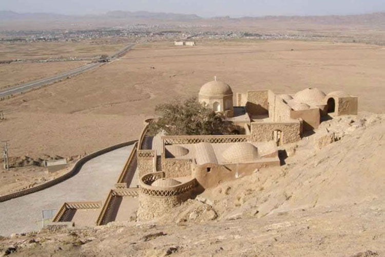 آرامگاه بوذر جمهر قاینی از جاهای دیدنی بیرجند جاهای دیدنی بیرجند در بهار (40 جاذبه گردشگری)
