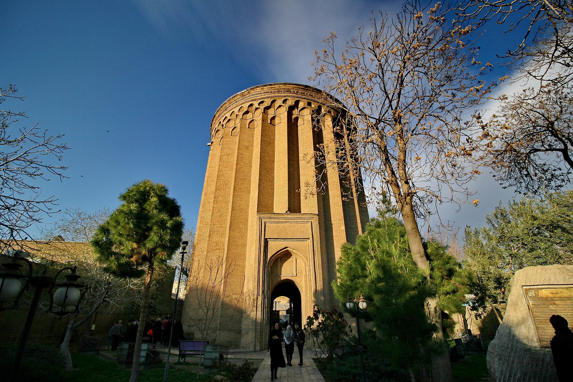 معرفی 10 نوع تور گردشگری تهران برج طغرل