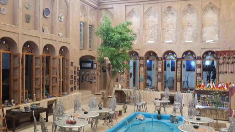 سومین کتابخانه‌ گردشگری دنیا درخانه تاریخی رفیعیان سومین کتابخانه‌ گردشگری دنیا درخانه تاریخی رفیعیان