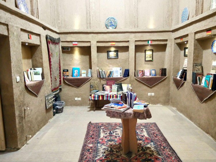 سومین کتابخانه‌ گردشگری دنیا درخانه تاریخی رفیعیان سومین کتابخانه‌ گردشگری دنیا درخانه تاریخی رفیعیان