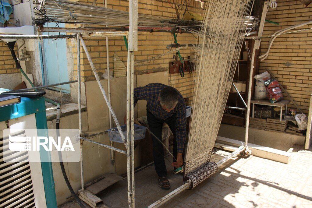 زیلو بافی اردکان  گذر از تار و پود مشکلات برای احیای هنر زیلوبافی در اردکان
