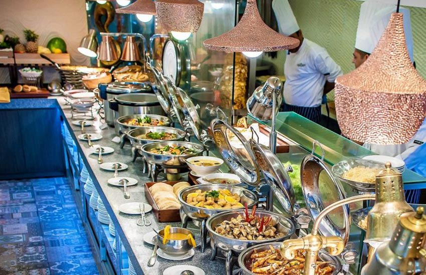 آداب غذا خوردن در بوفه های آزاد رستوران 
