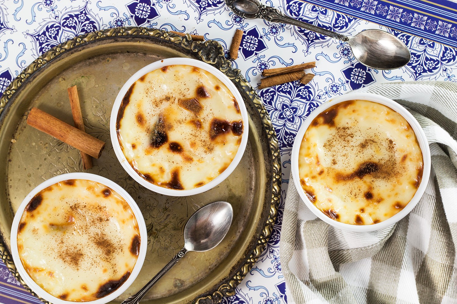 مواد اولیه: برنج: ۸۰ گرم آب ولرم: ۱ لیوان شیر: ۱ لیتر آرد برنج: ۳ قاشق غذا خوری نشاسته ی ذرت: ۲ قاشق غذا خوری شکر: یک دوم لیوان زرده ی تخم مرغ: ۱ عدد روش تهیه: برنج را بشویید و همراه آب داخل قابلمه بریزید و بپزید. وقتی برنج نرم شد، شیر، آرد برنج و نشاسته ی ذرت حل شده در کمی آب را به برنج اضافه کنید و مخلوط را مرتب هم بزنید.وقتی مواد غلیظ شد شکر را اضافه کنید. به تعداد افراد کاسه ی کوچک نسوز که قابلیت قرار دادن در فر را داشته باشد، انتخاب کنید. چند قاشق از مواد را کنار بگذارید و با زرده ی تخم مرغ مخلوط کنید. بقیه ی مواد را داخل کاسه ها تقسیم کنید و روی هر کاسه مقداری از مواد تخم مرغی بریزید و با پشت قاشق روی آنها را صاف کنید.فر را روشن کنید تا گرم شود و سپس کاسه ها را داخل فر بچینید. دمای فر برای پخت، ۲۰۰ درجه ی سانتیگراد است تا روی آنها طلایی شود. بعد از این که کاسه ها را از فر درآوردید، اجازه دهید خنک شوند و بعد چند ساعت داخل یخچال نگه دارید. سپس دسر برای سرو آماده است.