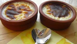مواد اولیه: برنج: ۸۰ گرم آب ولرم: ۱ لیوان شیر: ۱ لیتر آرد برنج: ۳ قاشق غذا خوری نشاسته ی ذرت: ۲ قاشق غذا خوری شکر: یک دوم لیوان زرده ی تخم مرغ: ۱ عدد روش تهیه: برنج را بشویید و همراه آب داخل قابلمه بریزید و بپزید. وقتی برنج نرم شد، شیر، آرد برنج و نشاسته ی ذرت حل شده در کمی آب را به برنج اضافه کنید و مخلوط را مرتب هم بزنید.وقتی مواد غلیظ شد شکر را اضافه کنید. به تعداد افراد کاسه ی کوچک نسوز که قابلیت قرار دادن در فر را داشته باشد، انتخاب کنید. چند قاشق از مواد را کنار بگذارید و با زرده ی تخم مرغ مخلوط کنید. بقیه ی مواد را داخل کاسه ها تقسیم کنید و روی هر کاسه مقداری از مواد تخم مرغی بریزید و با پشت قاشق روی آنها را صاف کنید.فر را روشن کنید تا گرم شود و سپس کاسه ها را داخل فر بچینید. دمای فر برای پخت، ۲۰۰ درجه ی سانتیگراد است تا روی آنها طلایی شود. بعد از این که کاسه ها را از فر درآوردید، اجازه دهید خنک شوند و بعد چند ساعت داخل یخچال نگه دارید. سپس دسر برای سرو آماده است.