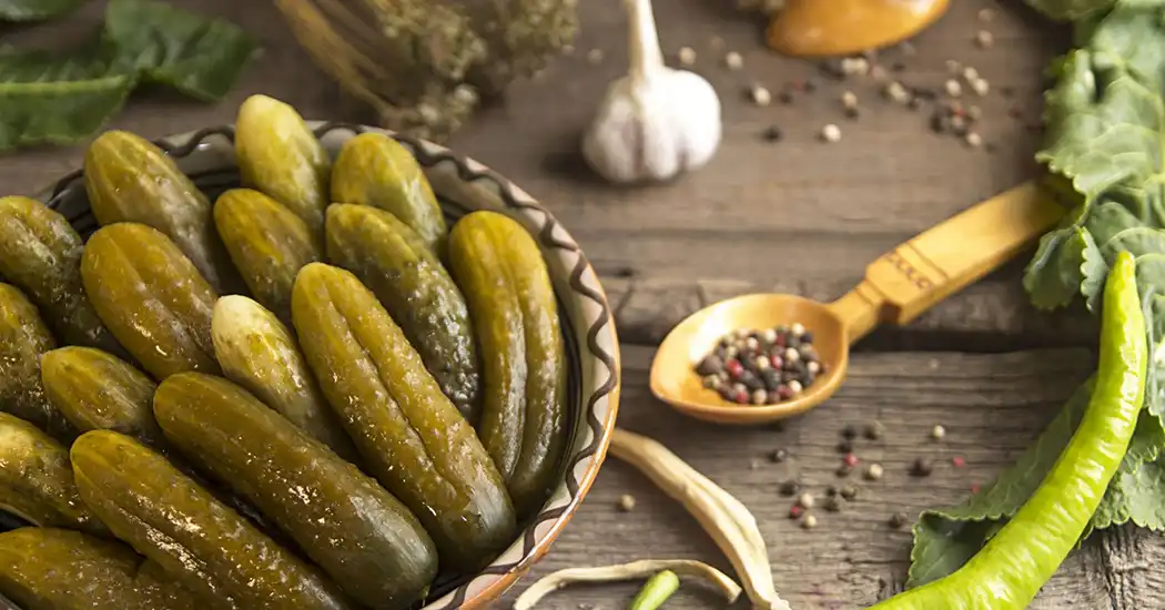 طرز تهیه خیارشور نمکی و سرکه ای 