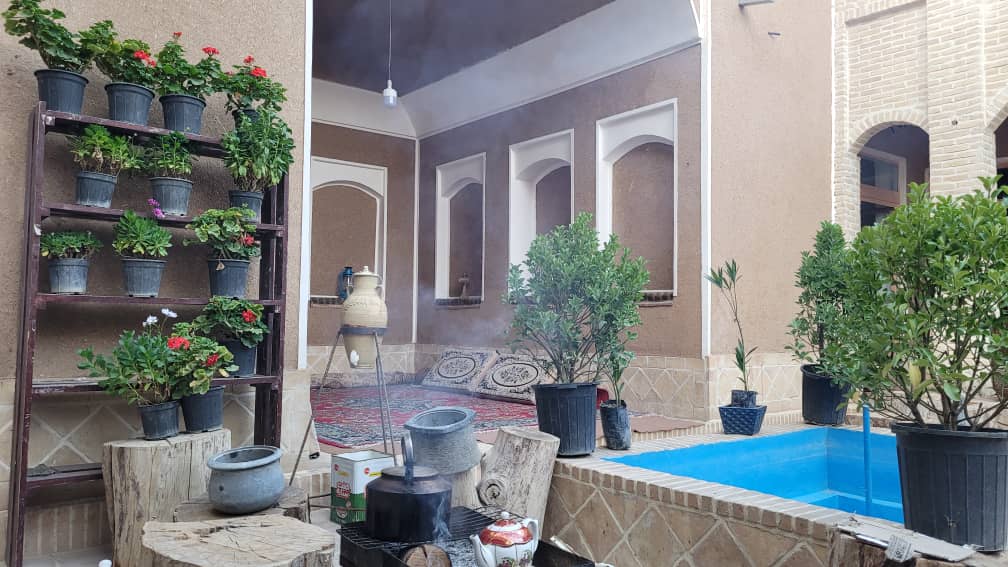 اقامتگاه و عمارت سنتی شاباز ورزنه