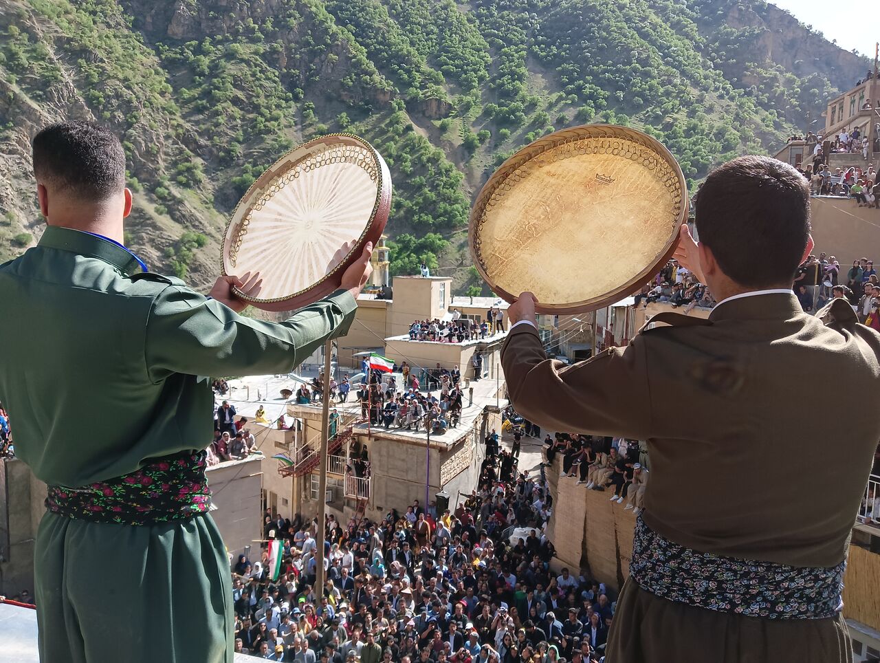 دف‌نوازان در باینگان
