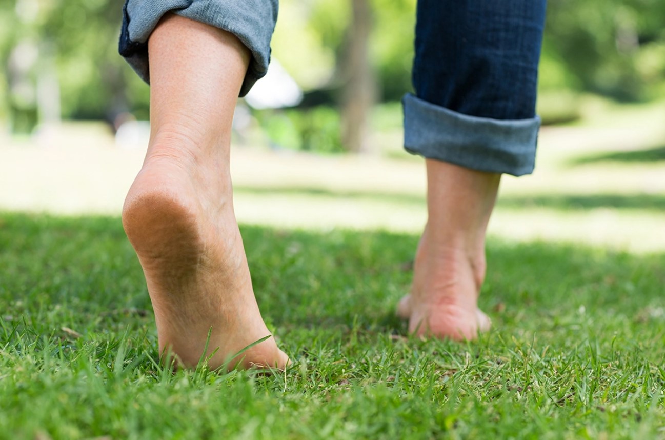 پیاده روی با پای برهنه پیاده روی با پای برهنه